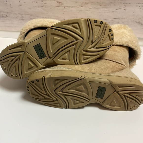 Classic UGGs Size 8 - Picture 8 of 8